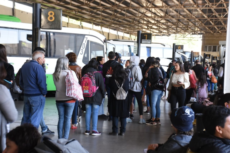 Bronca y largas filas en la Terminal de Ómnibus de La Plata por el paro de trenes que complicó a miles de trabajadores