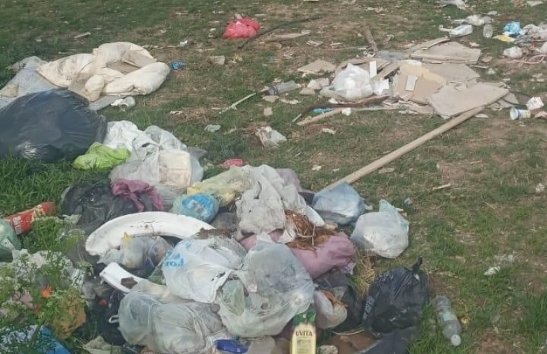 Vecinos de la localidad de Melchor Romero reclaman que hay residuos frente a un establecimiento escolar