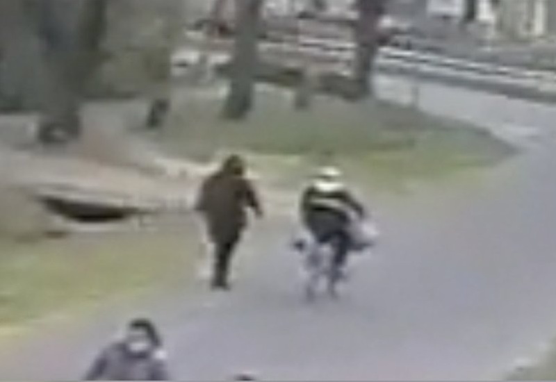 A bordo de una bicicleta, un chico le robó a un menor en Melchor Romero