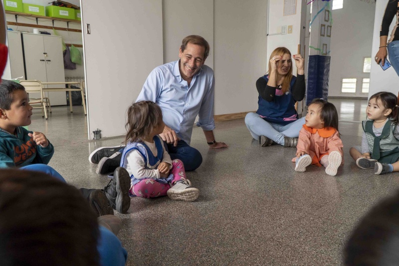 Garro visitó un Jardín Maternal en Melchor Romero y recalcó que ”el contacto es fundamental para el desarrollo cognitivo”