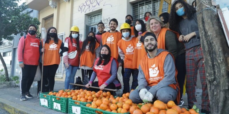 Gracias a un gran operativo, se recolectaron 4.000 kilos de naranjas en calles platenses