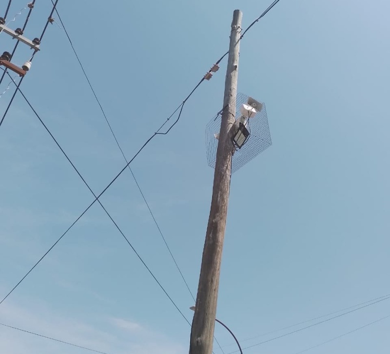 Vecinos de Barrio Jardín reclaman el arreglo de un poste con posibilidades de desplomarse