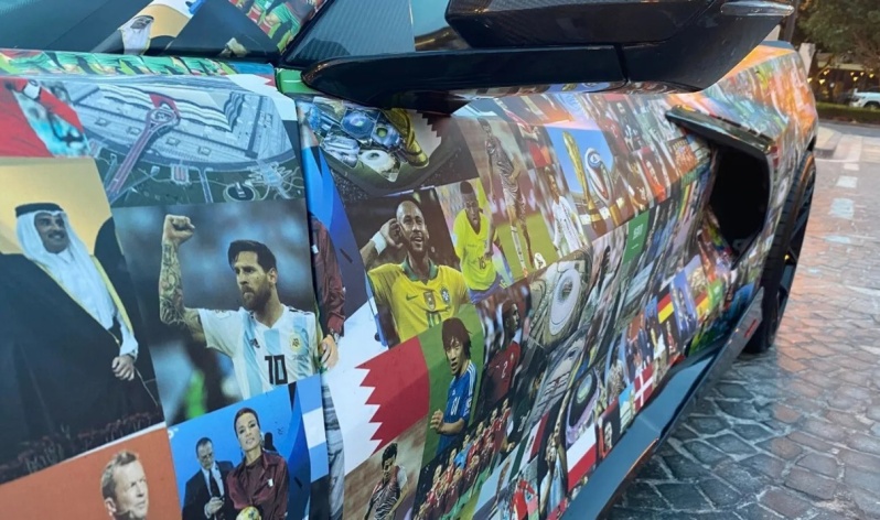 Gastó US$500.000 ploteando un Corvette con imágenes de Messi, Maradona y otros jugadores famosísimos