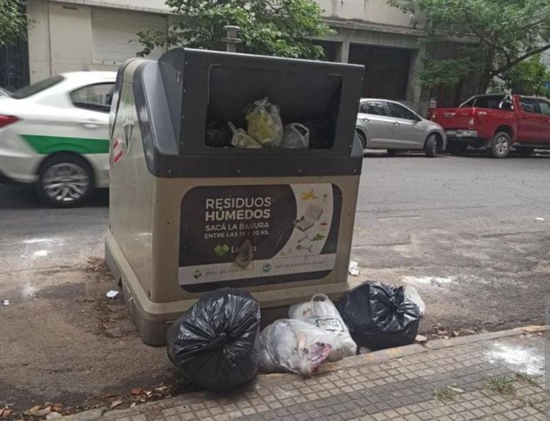 Varios contenedores se encuentran repletos de basura sobre las calles 9 y 44