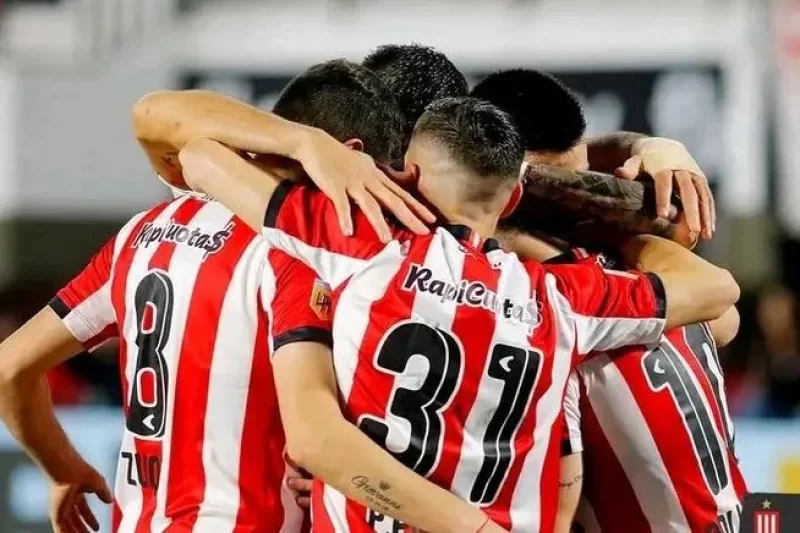 Estudiantes anunció la continuidad de un futbolista referente