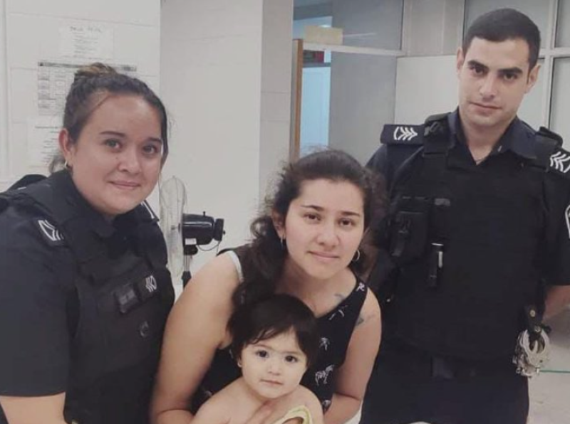 Dos policías le salvaron la vida a una nena de un año en La Plata