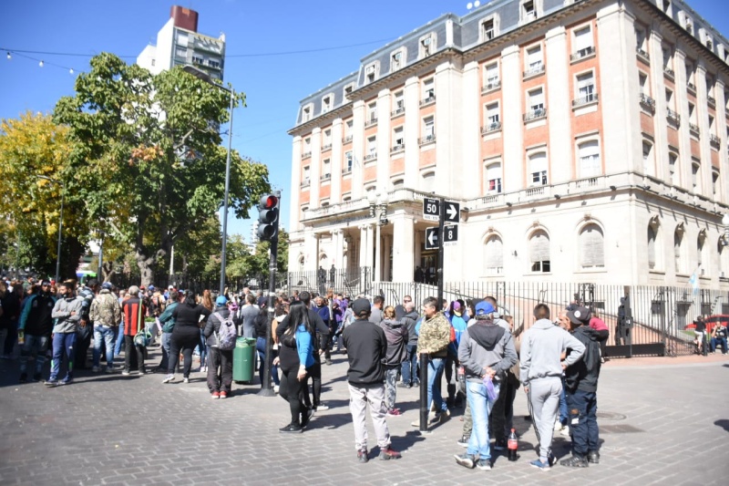 Con presencia de funcionarios, vecinos reclamaron frente a los Tribunales de La Plata por el fallo de la toma de Los Hornos