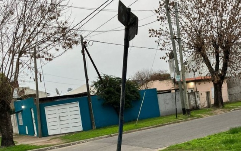 Vecinos de Tolosa piden que mejoren las condiciones de una cuadra porque hay ”postes inclinados y cables tirados”