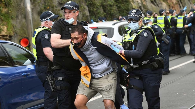 Siguen las protestas contra el confinamiento en Australia y hubo más de 200 detenidos