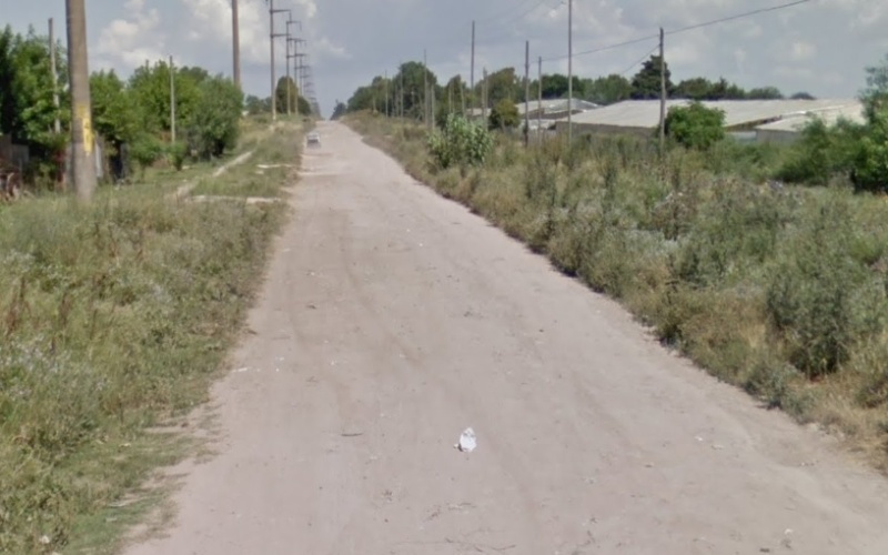 Vecinos de Melchor Romero piden que asfalten una calle para que ”los remises se animen a entrar”