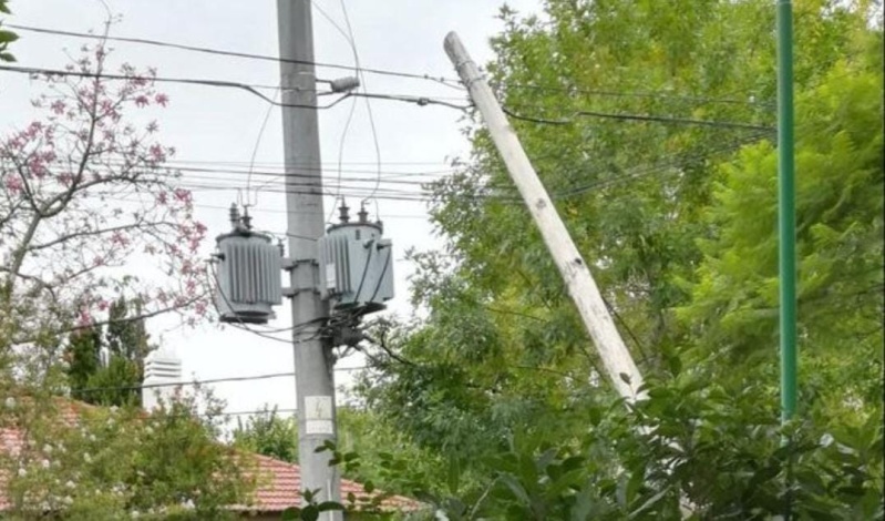 En Gonnet un poste está siendo sostenido sólo por cables y corre peligro de caerse