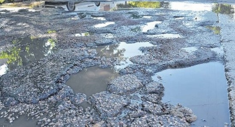 ”Ojalá no haya que lamentar víctimas”: vecinos de Los Hornos reclaman porque las calles están llenas de pozos