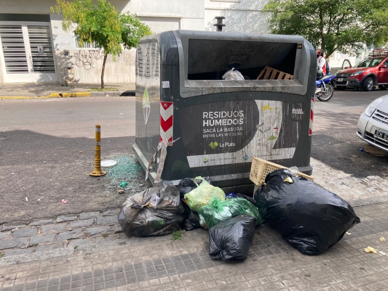 Un cúmulo de basura en pleno centro de La Plata enfurece a los vecinos