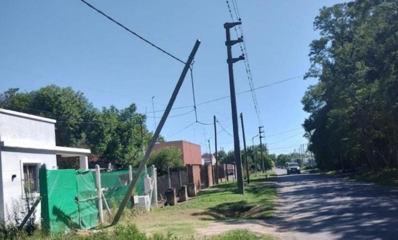 En Lisandro Olmos piden que se arregle un poste de luz que está a punto de caerse