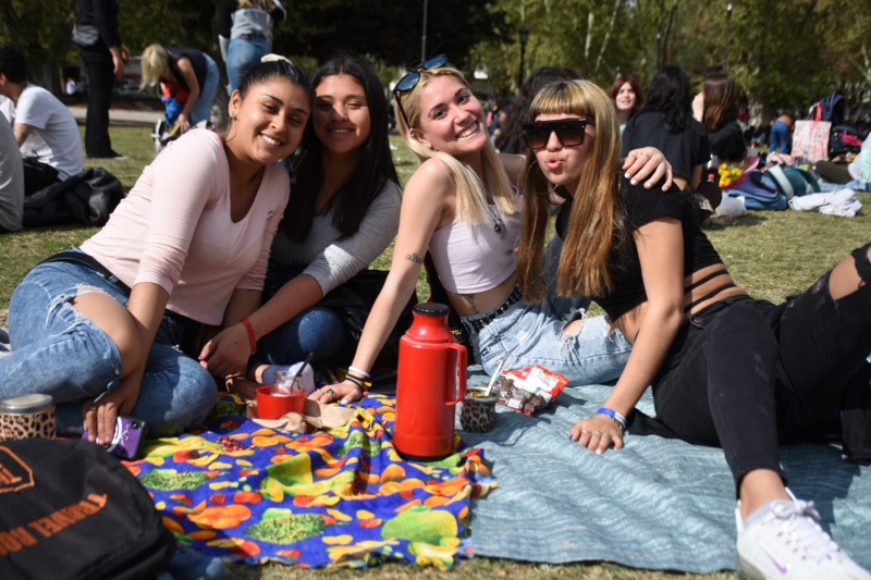 Risas, amigos y picnic, así se vivió la llegada de la primavera y el Día del Estudiante en La Plata: Todas las imágenes