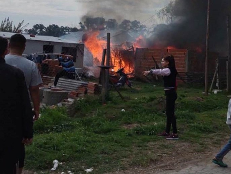 Salvaron a ocho menores de una casa que se prendió fuego en Barrio Aeropuerto
