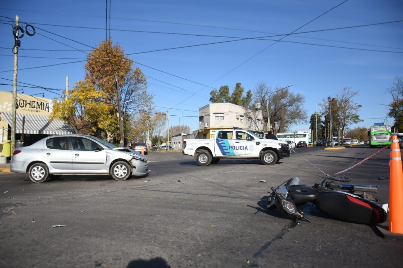 Un auto chocó contra una moto en barrio Hipódromo y los ocupantes debieron ser trasladados al hospital