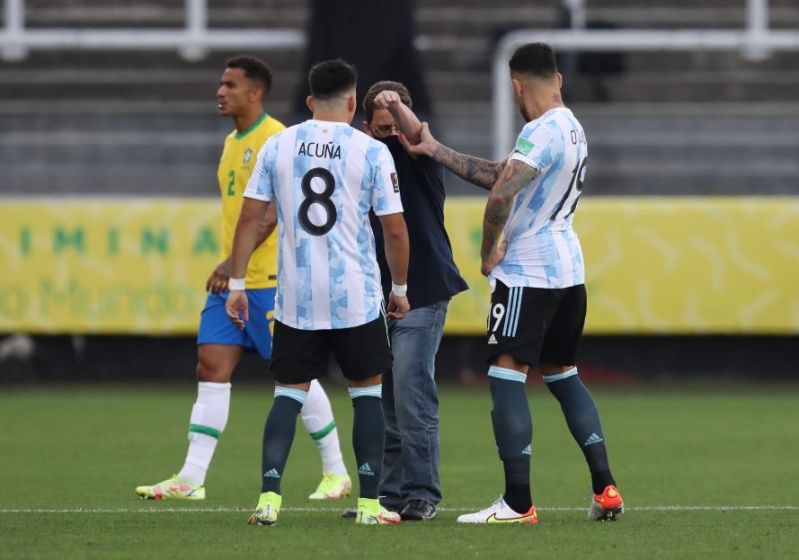 Las autoridades sanitarias de Brasil frenaron el partido con Argentina y se suspendió