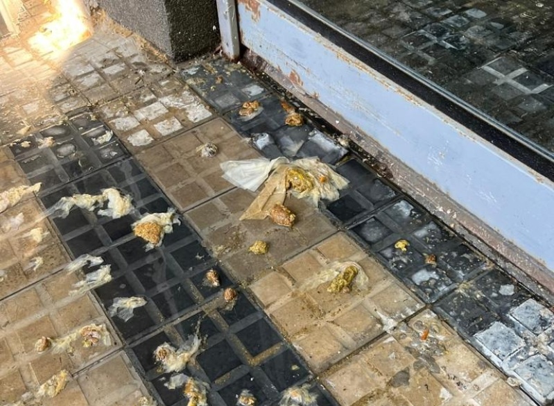 “Hace 20 días que reclamo”, un vecino denunció que tiran desechos cloacales en el centro de La Plata