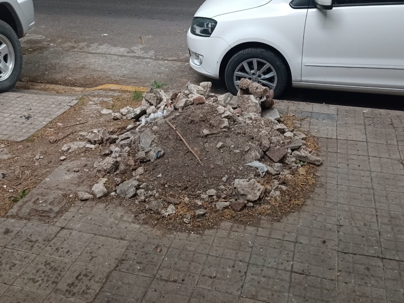Una montaña de escombros genera molestias en plena calle del casco urbano platense