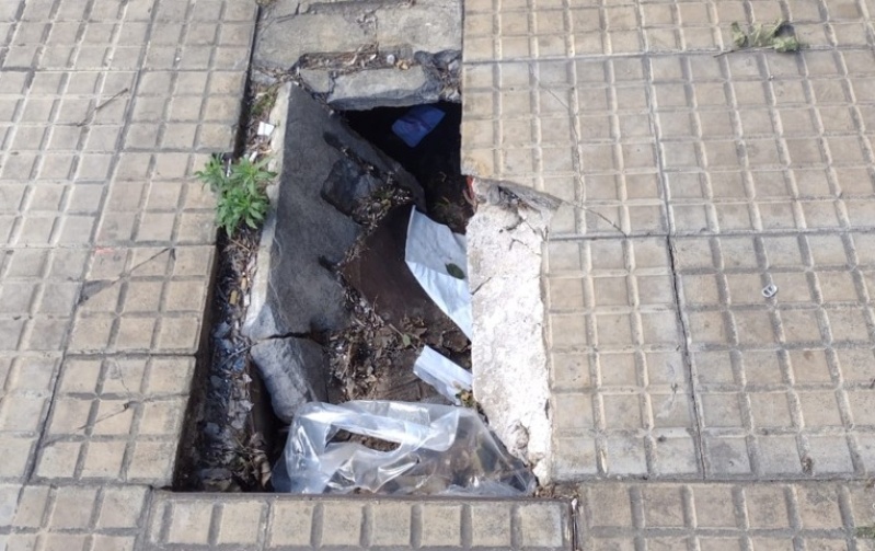 ”Te rompés el pie”: Vecinos del centro de La Plata están ”hartos” del mal estado de las veredas