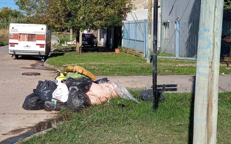 Vecinos de un barrio de Los Hornos reclaman que hace 10 días que no recolectan la basura