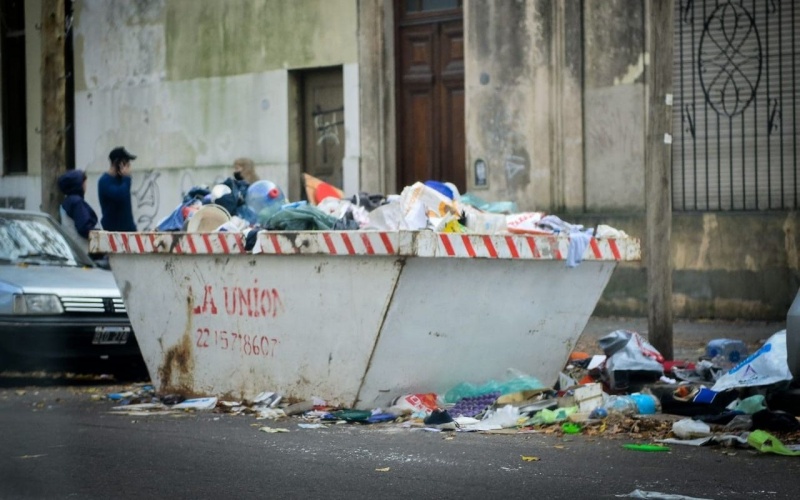 Vecinos se quejan por un contenedor lleno de basura: ”No se puede pasar por la cuadra del olor que hay” 