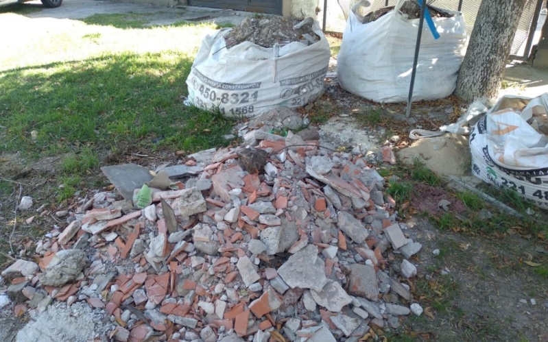 Hace más de un año que vecinos de La Plata viven entre escombros