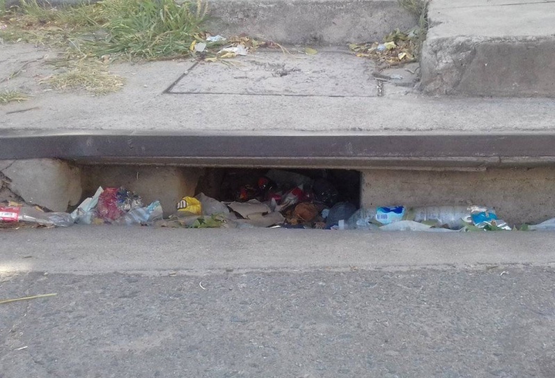 “La gente es mugrienta”, vecinos de 122 y 81 denuncian que una boca de tormenta rebalsa de basura