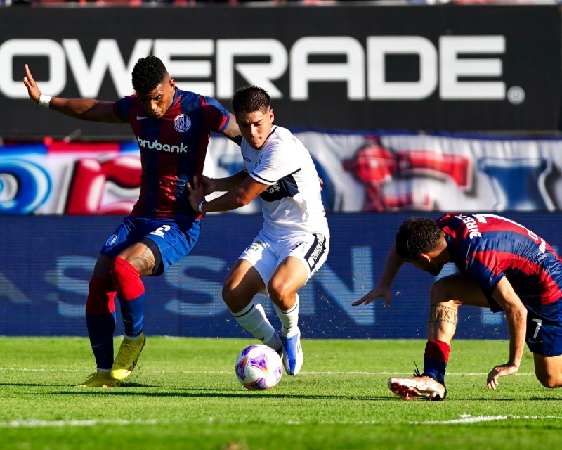 Gimnasia vivió un calvario, fue goleado y llega sin margen al clásico