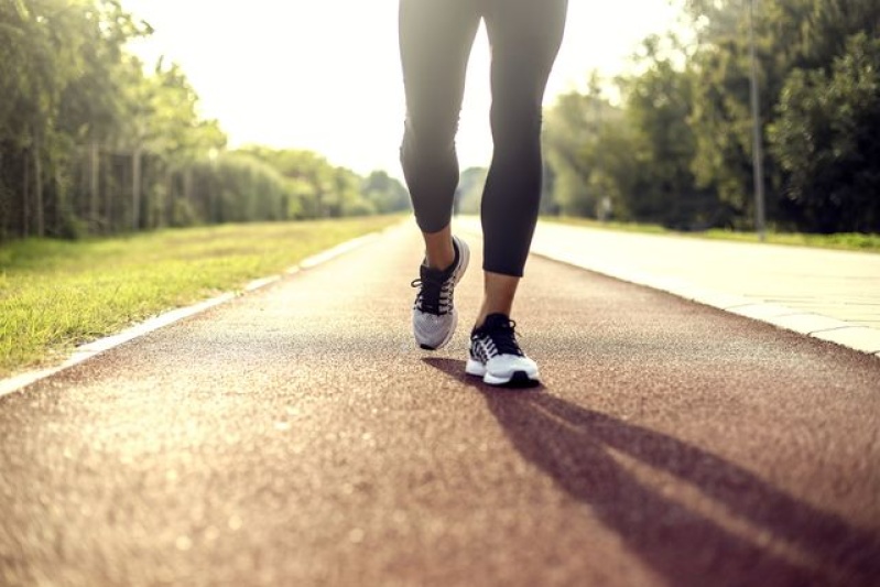 Los beneficios de caminar para atrás