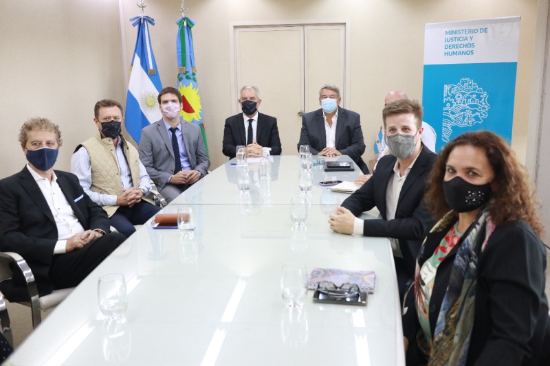 Los ministros Alak y D’Onofrio se reunieron con el Consejo de Víctimas provincial