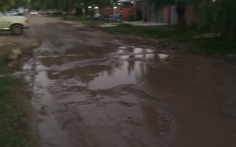 Vecinos de Los Hornos piden el arreglo de una calle: ”Los días de lluvias es imposible pasar”