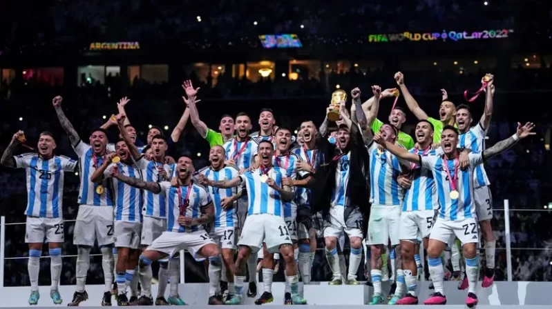 El primer campeón del mundo transferido: fue presentado en su nuevo club y el Pincha celebró