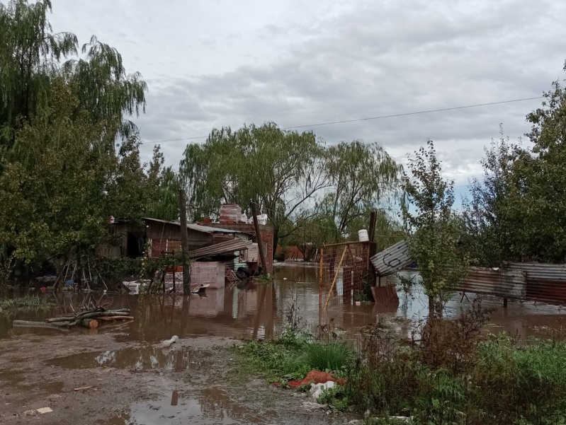 Distintos barrios de La Plata afectados por el temporal reciben donaciones