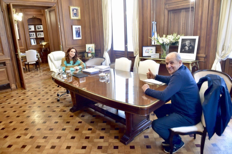 Cristina Kirchner recibió a un intendente con una propuesta para convertir los planes sociales en trabajo