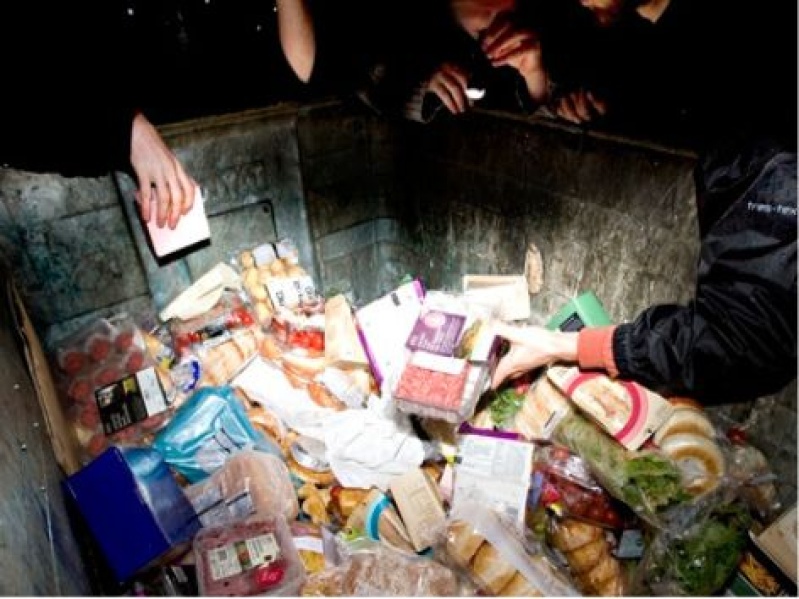 Argentinos emigraron a Dinamarca y se grabaron comiendo de los tachos de basura