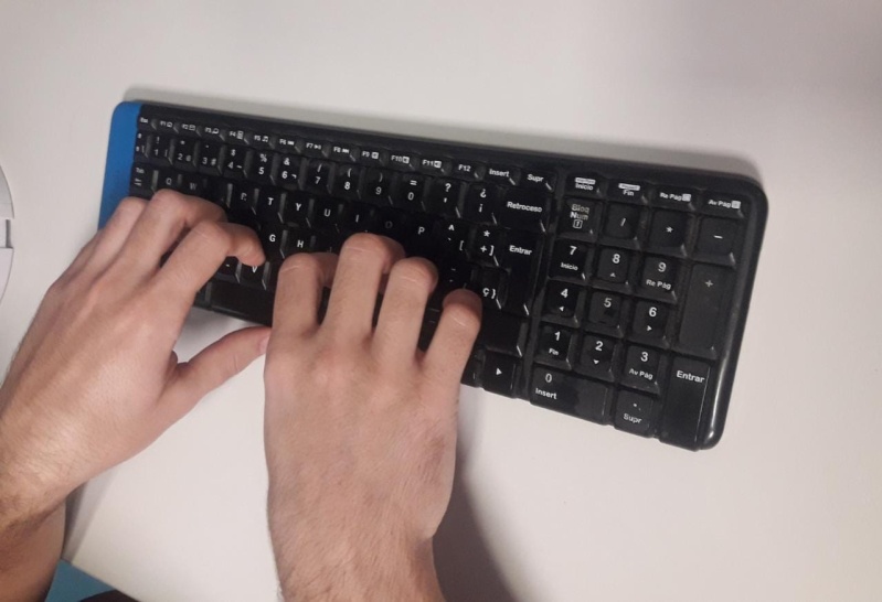 “Es mucho más agradable al tacto”: un platense cambió el teclado de su computadora por uno más “tierno y peludo”