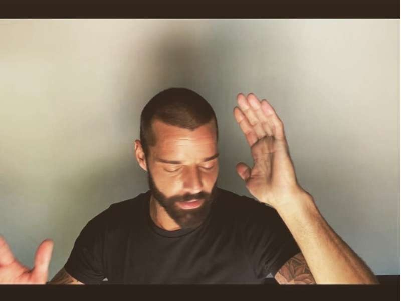 Ricky Martin grabó el video de ”Tiburones” de forma casera