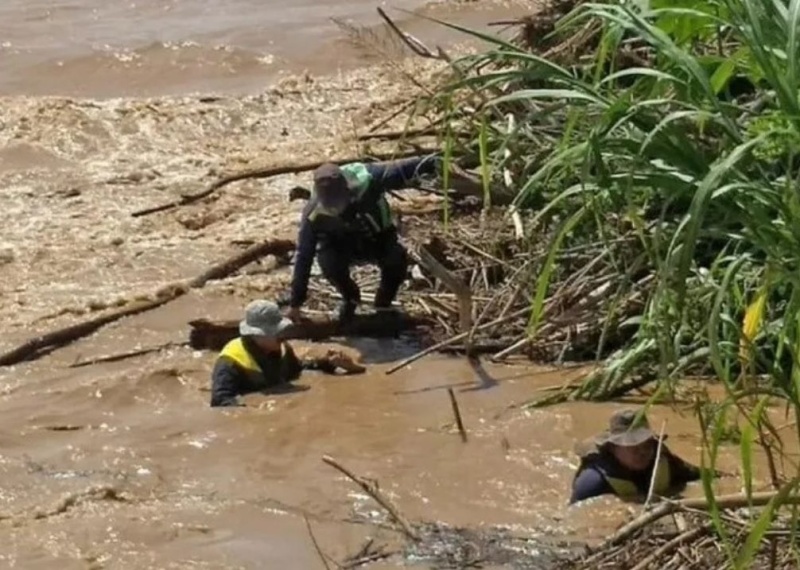 Hallaron otro cuerpo en Río Bermejo: es una mujer y buscan a dos bebés