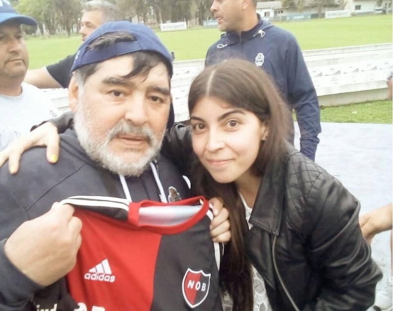 La anécdota de una joven periodista platense con Maradona llegó a los medios italianos: “Diego me iluminó desde el cielo”