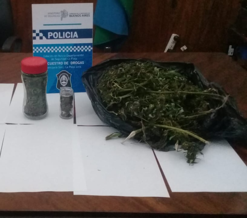 Detuvieron a dos menores de edad con droga en La Plata