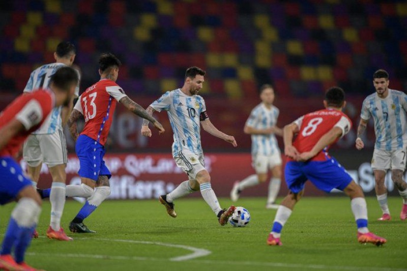 Con goles de Messi y Vargas, Argentina y Chile empataron en el debut de ambos en la Copa América