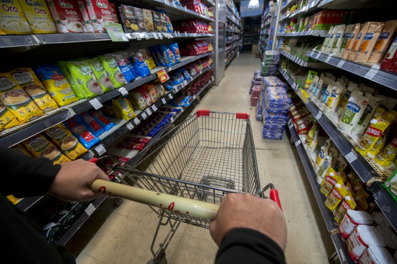 Los grandes supermercados de La Plata deberán resaltar los productos con el precio más bajo: rige desde este sábado