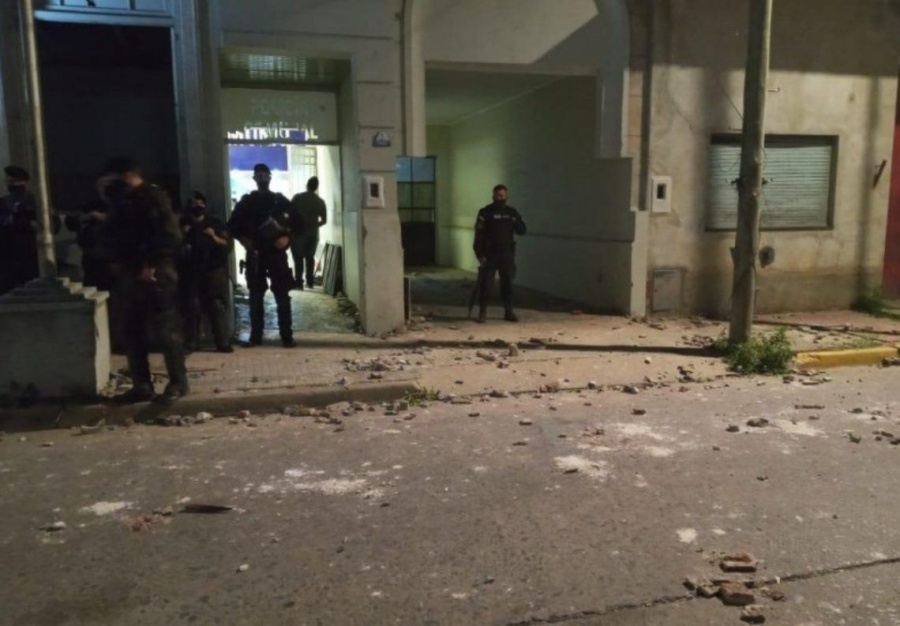 Violenta represión policial ante la protesta por el femicidio de Úrsula Bahillo