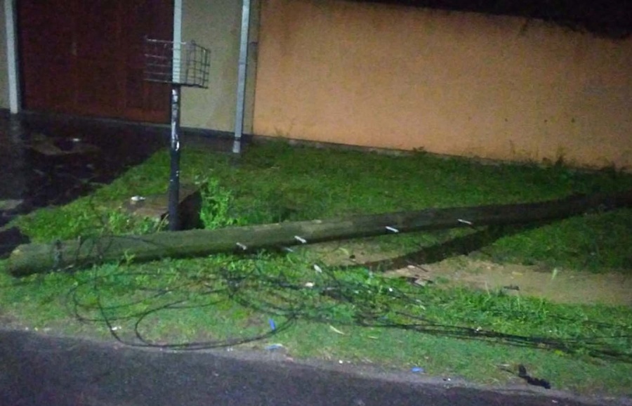 Vecinos de 138 y 528, reclamaron por un poste del tendido eléctrico caído sobre la vereda