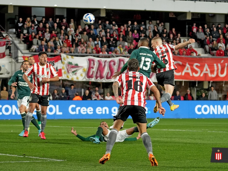 Estudiantes, con un pie en cuartos de final