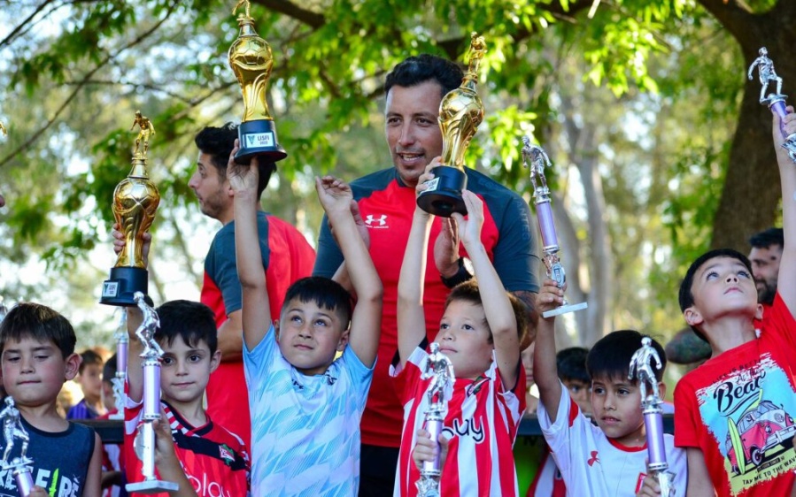 El sacrificio de una familia para cumplirle el sueño a su hijo de jugar en el Pincha 