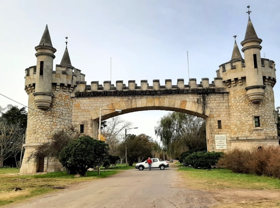 Le robaron en el Parque Pereyra Iraola y se tuvo que volver desnudo a su casa en tren