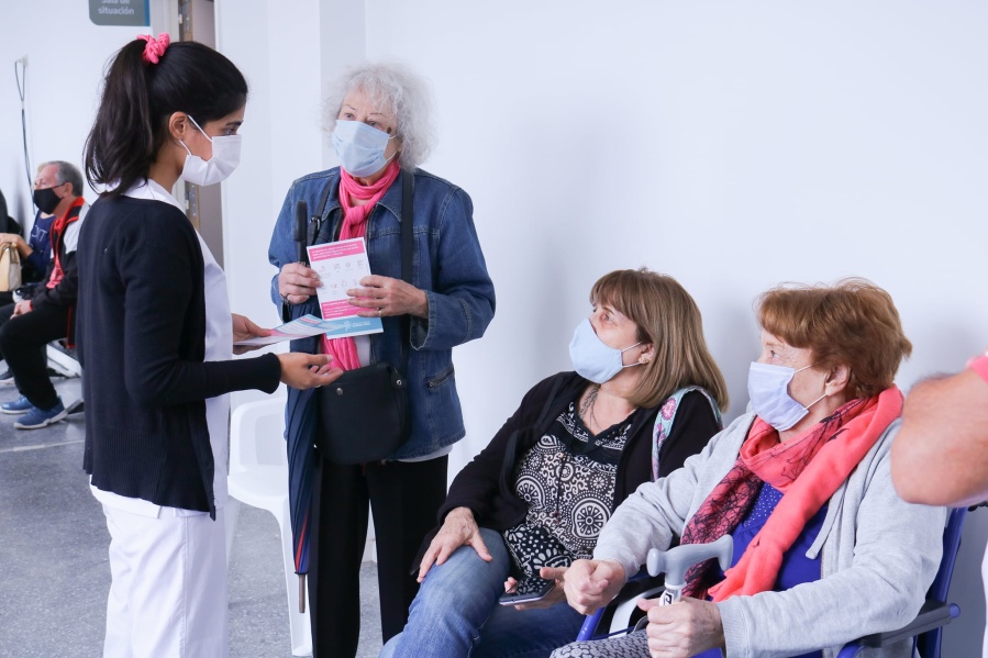 Provincia envió 261.000 turnos para aplicar terceras dosis al personal de salud